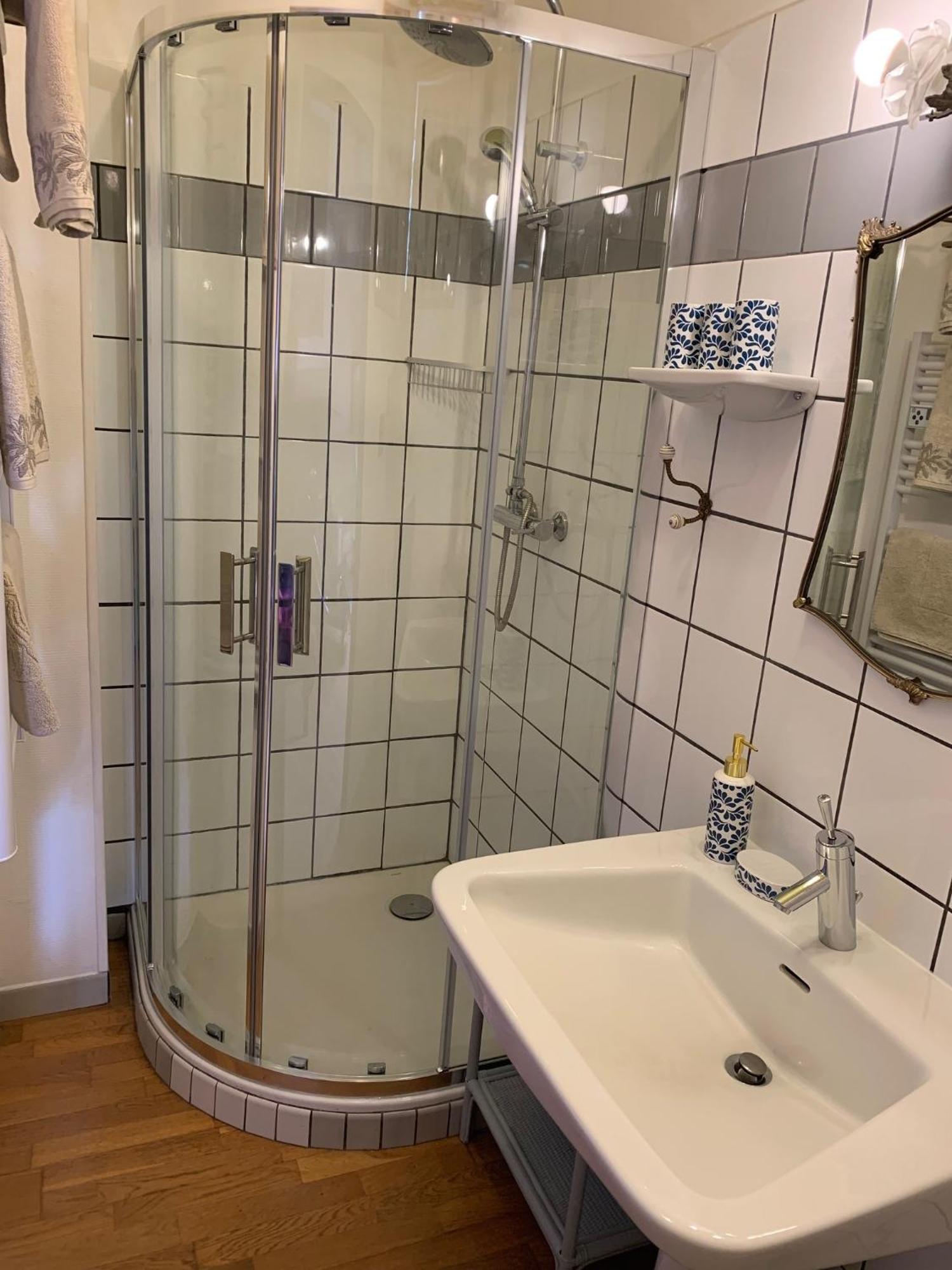 Le Petit Manoir Bed & Breakfast Isigny-le-Buat Exterior foto