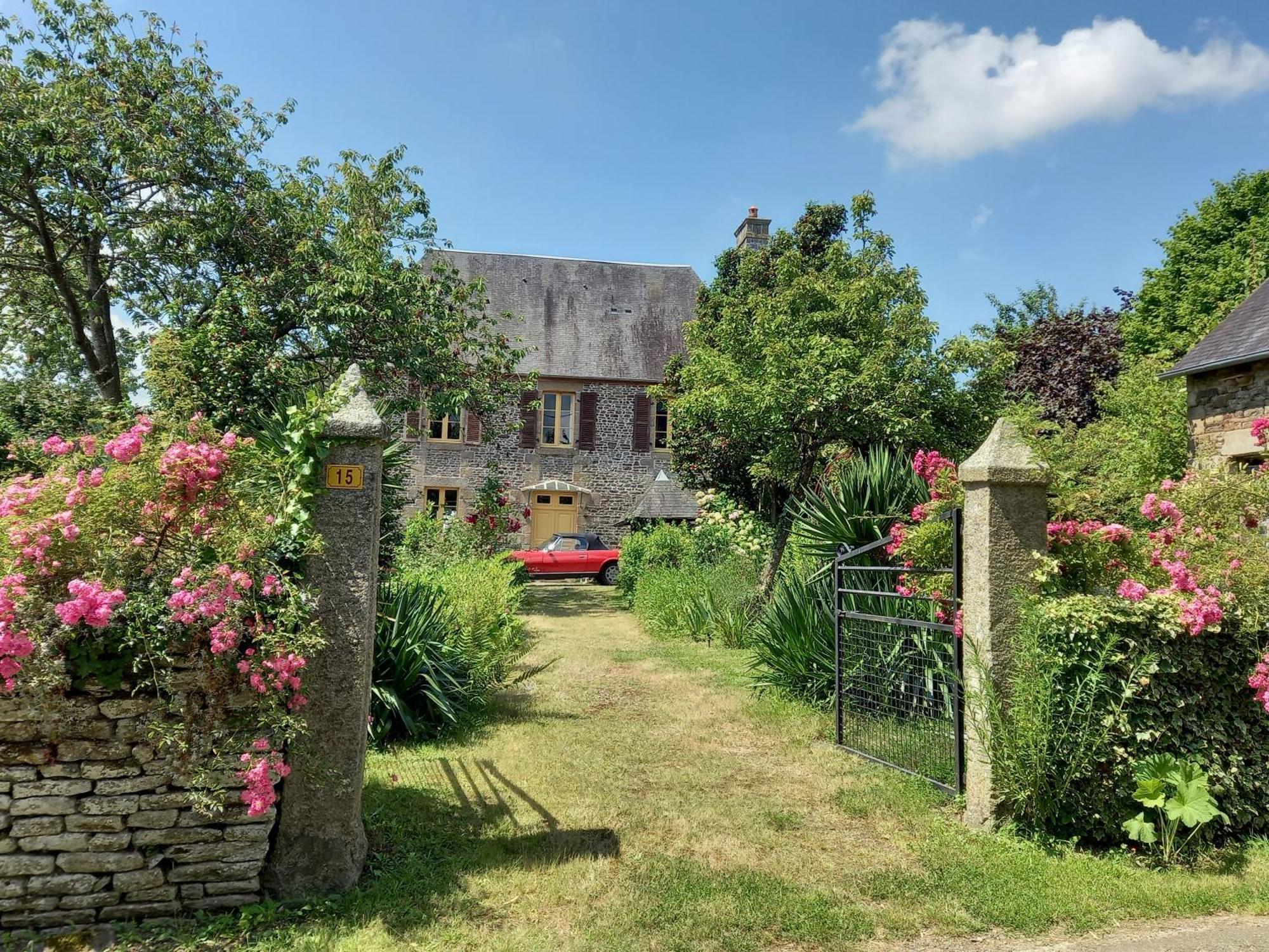 Le Petit Manoir Bed & Breakfast Isigny-le-Buat Exterior foto